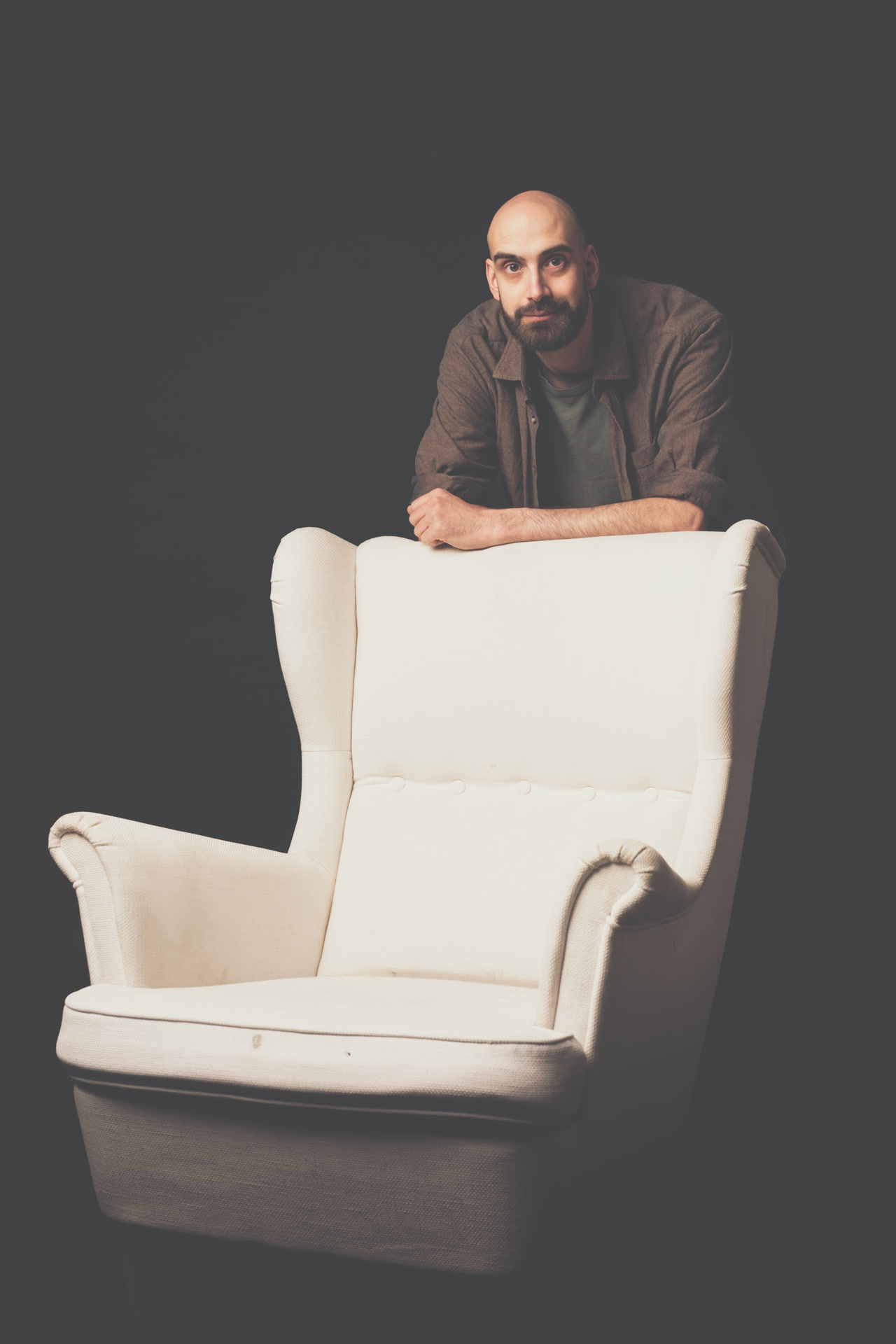 Gros plan noir et blanc de Vincent Guidoux dans un fauteuil