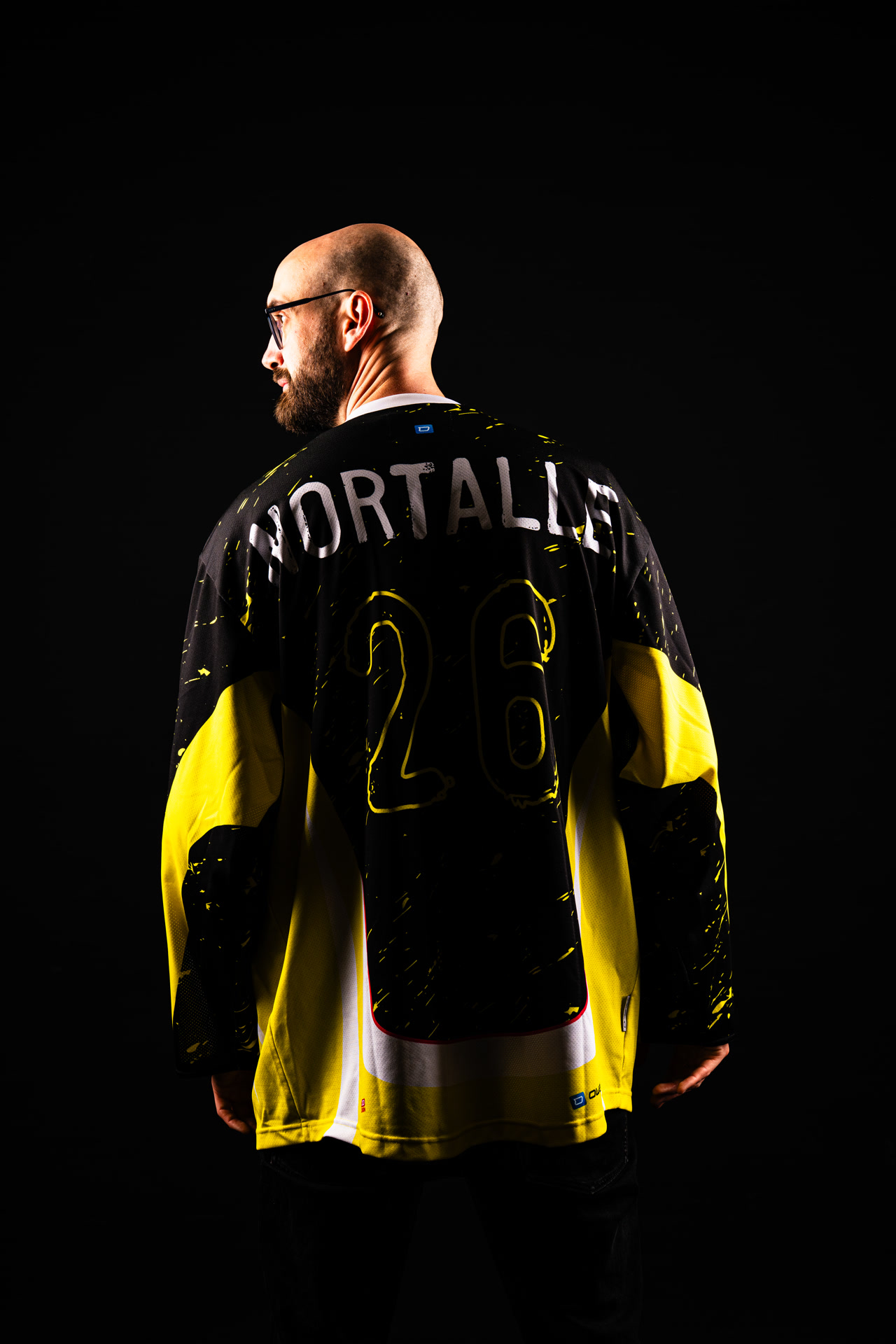 Vincent Guidoux allongé, pointant vers le haut