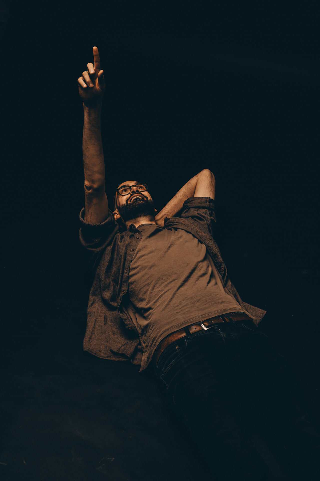 Vincent Guidoux appuyé sur un fauteuil