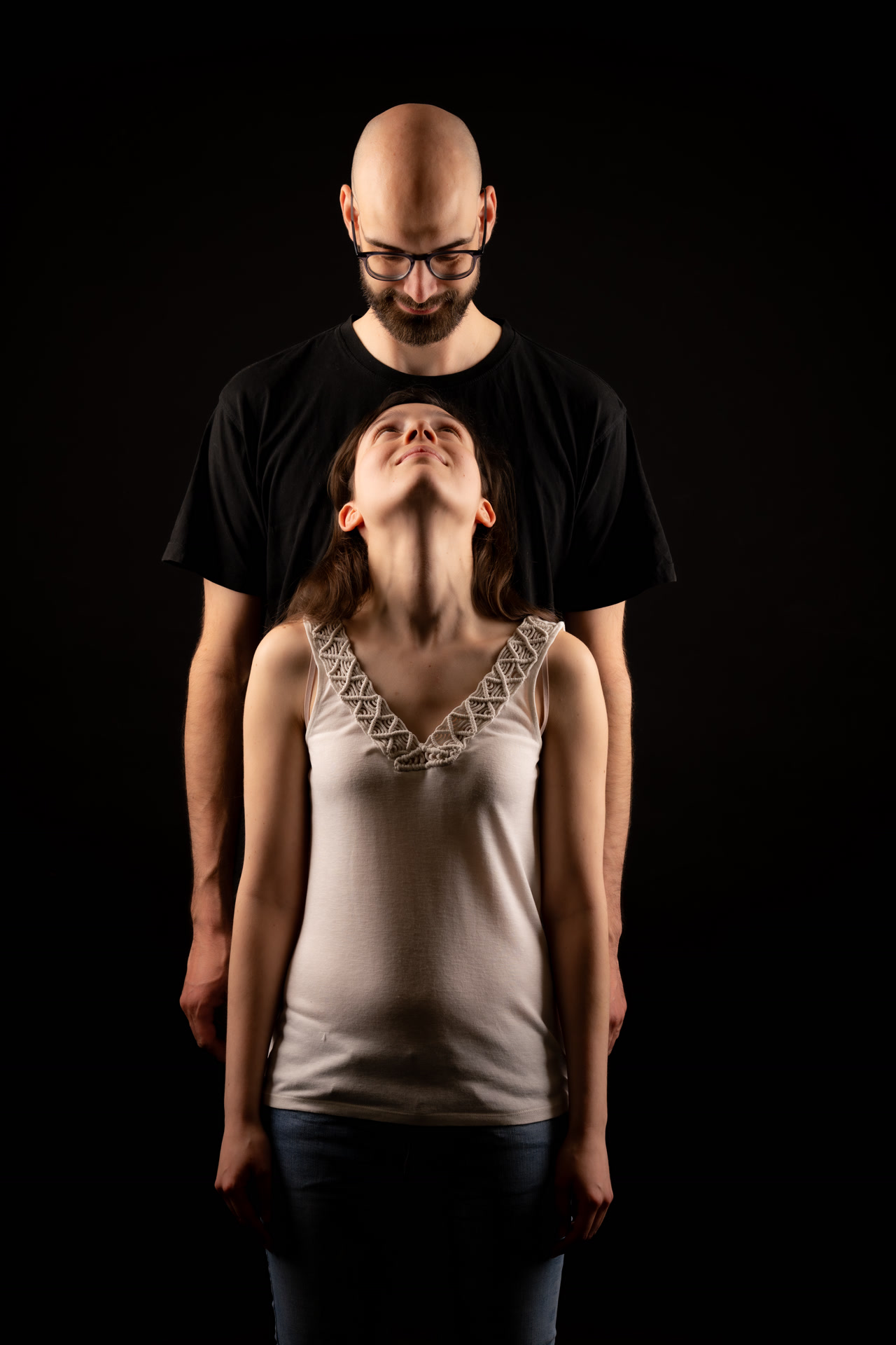 Vincent Guidoux assis dans l'obscurité, regard vers le haut