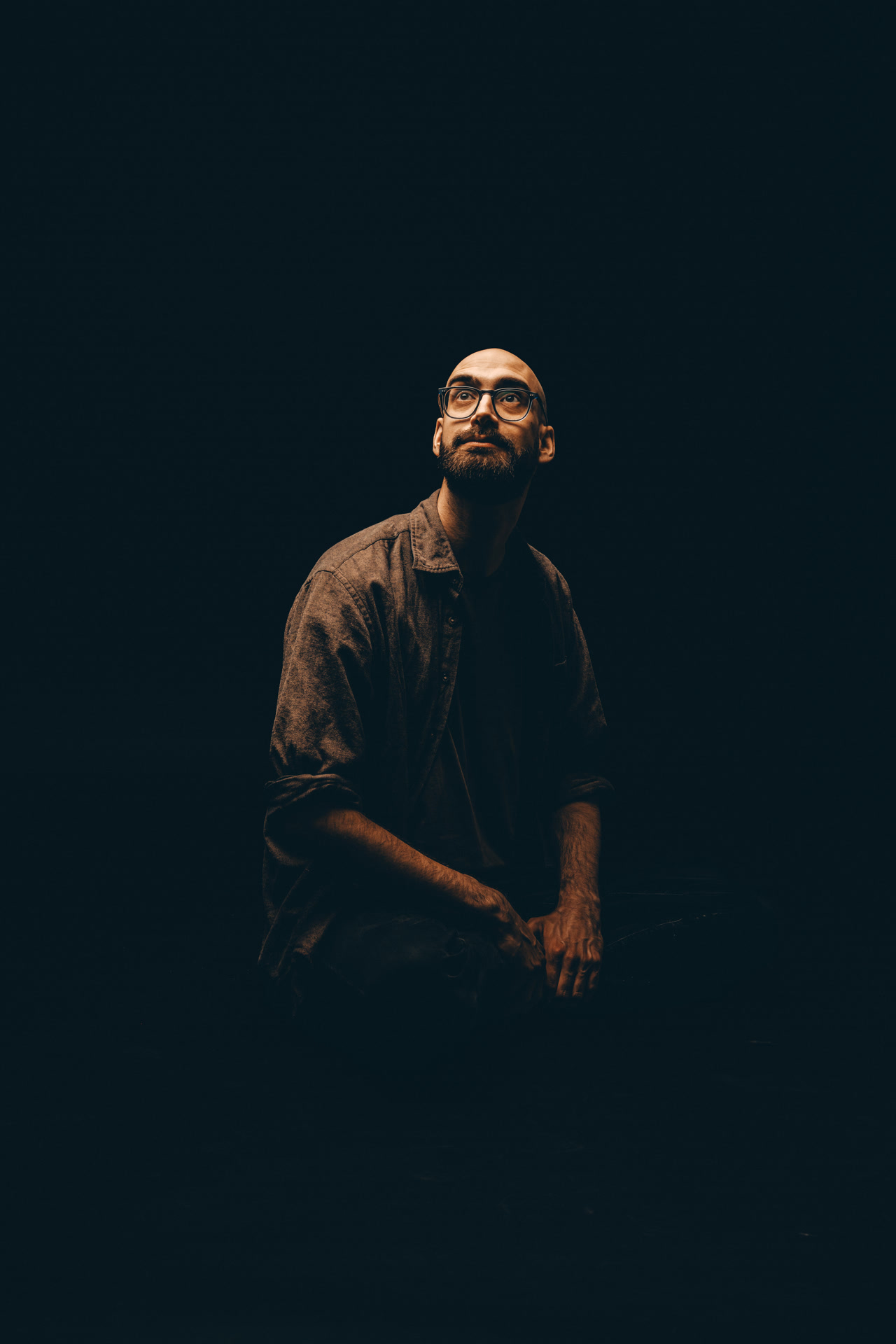 Vincent Guidoux appuyé sur un fauteuil, souriant