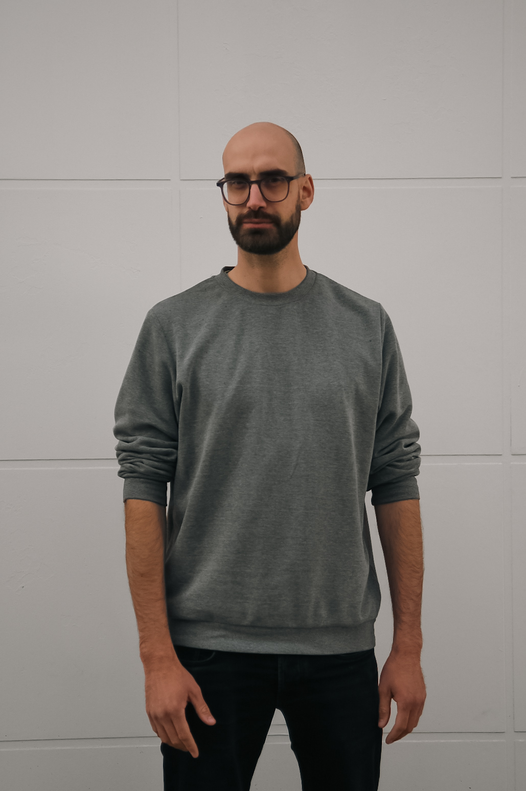 Vincent Guidoux debout, pull gris, regard frontal